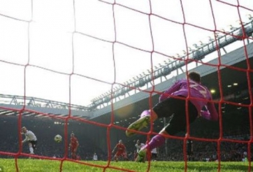 VIDEO: Rooney bỏ lỡ đáng tiếc trên chấm 11m