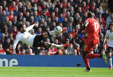 VIDEO: Mata tái hiện siêu phẩm cắt kéo của Berbatov