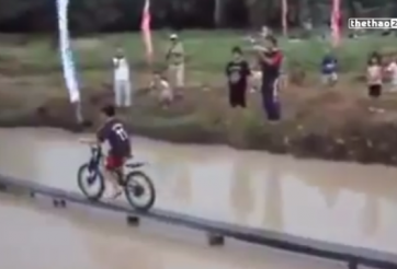 VIDEO: Cười ra nước mắt với giải đua xe trên cầu có chiều rộng 30cm