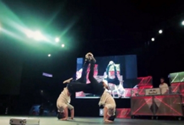 VIDEO: Màn phối hợp biểu diễn tâng bóng nghệ thuật đỉnh cao