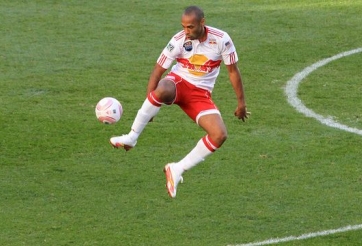 VIDEO: Siêu phẩm volley tinh tế như Thierry Henry của sao trẻ Nigeria