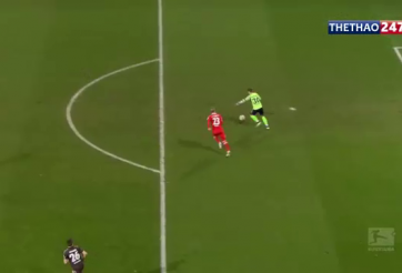 VIDEO: Pha trượt ngã tai hại khi phát bóng của thủ môn giải Đức