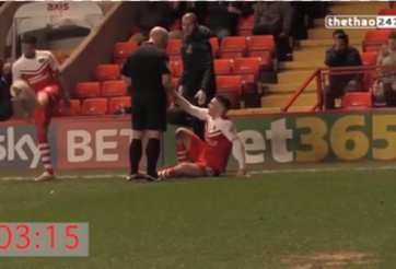 VIDEO: Bị đối phương 'chém' liên tục vì cầm bóng quá hay