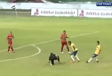 VIDEO: Trọng tài bị cầu thủ hành hung vì không chịu thổi pen