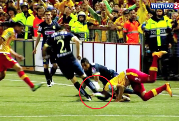 VIDEO: Pha bóng ác ý nhất từng thấy - đá thẳng vào đầu đối phương đang nằm sân