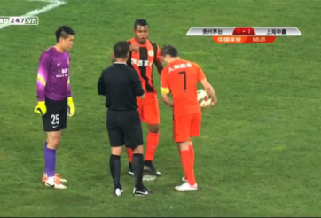 VIDEO: Sút hỏng phạt đền vì tranh nhau với đồng đội tại Trung Quốc