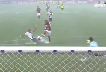 VIDEO: Bàn thắng may mắn nhờ vũng nước tại giải Brazil