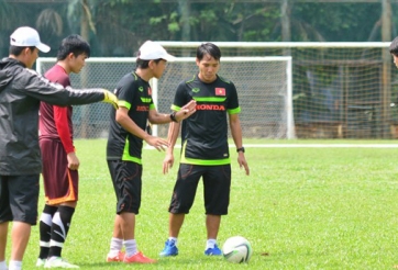 VIDEO: Công Phượng, Mạnh Hùng luyện đá phạt trực tiếp cho U23 Việt Nam