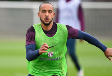 HLV Wenger quyết tìm người thay thế Walcott