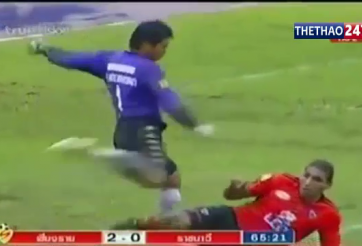 VIDEO: Pha trả đũa kinh hoàng ở giải VĐQG Thái Lan