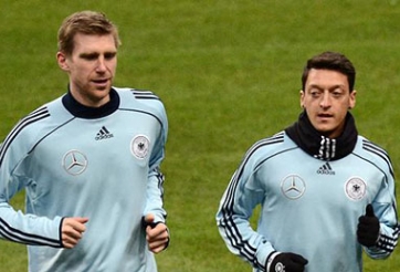 Ozil và Mertesacker được đề cử giải thưởng danh giá