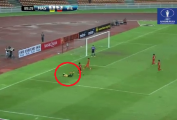 VIDEO: Cầu thủ U23 Malaysia ăn vạ để kiếm pen bất thành