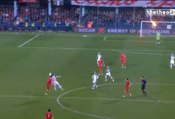 VIDEO: Thủ môn ĐT Nga nhập viện vì trúng pháo sáng của CĐV đối phương