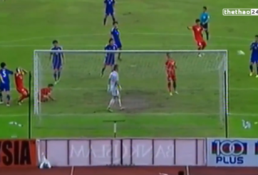 VIDEO: Ngọc Hải bỏ lỡ đáng tiếc sau pha tạt bóng của đồng đội