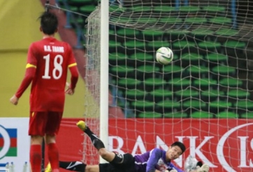 VIDEO: Những pha ra vào cứu thua tuyệt vời của thủ môn Minh Long