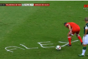 VIDEO: Trọng tài pha trò cười với cách đánh dấu điểm sút phạt hài hước