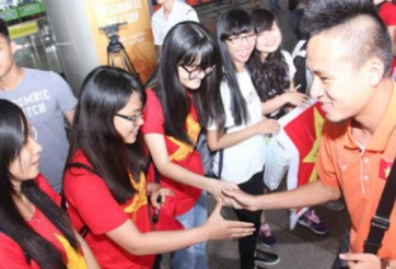 VIDEO: Fan hâm mộ cuồng nhiệt chào đón U23 Việt Nam ở sân bay
