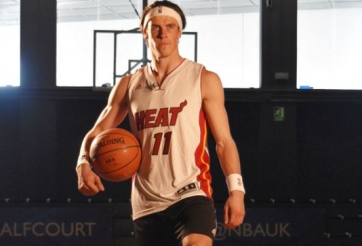 VIDEO: Gareth Bale trổ tài ném bóng rổ từ giữa sân