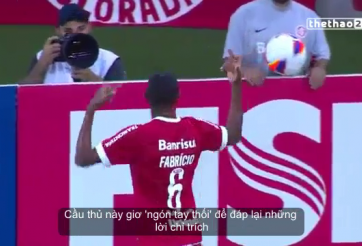 VIDEO: Cầu thủ bị đuổi khỏi sân vì... chửi CĐV đội nhà