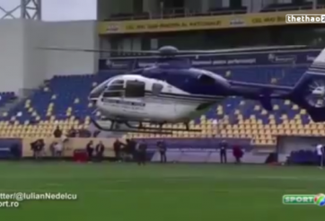 VIDEO: Dùng máy bay trực thăng để làm khô sân vận động