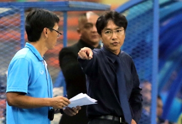 HLV Miura phản ứng thế nào khi bị đồng nghiệp chỉ trích?