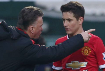 Van Gaal thừa nhận đã hôn Herrera sau chiến thắng của MU