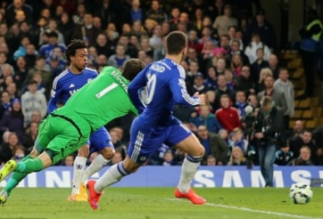 VIDEO: Phát bóng thảm họa, thủ thành Stoke biếu không cho Chelsea 1 bàn thắng