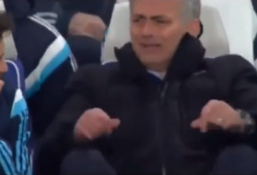 VIDEO: Phản ứng hài hước của HLV Mourinho khi học trò bỏ lỡ khó tin