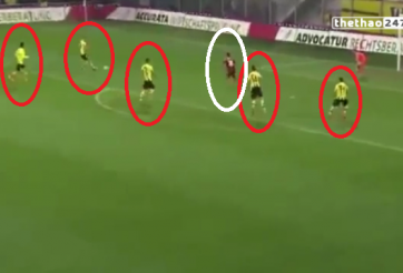 VIDEO: Pha bóng kém may mắn nhất trong lịch sử bóng đá