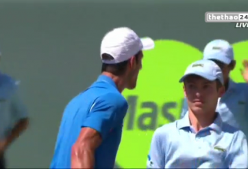 VIDEO: Hành động không đẹp của Djokovic với cậu bé nhặt bóng