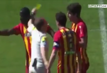 VIDEO: Trọng tài dùng cùi chỏ với cầu thủ tại giải VĐQG Pháp