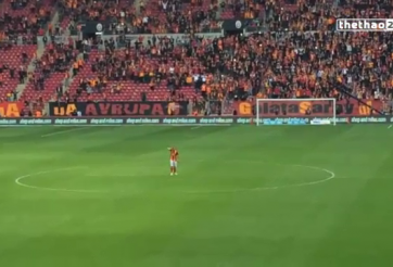 VIDEO: Màn ăn mừng có 1 không 2 của Sneijder và CĐV Galatasaray