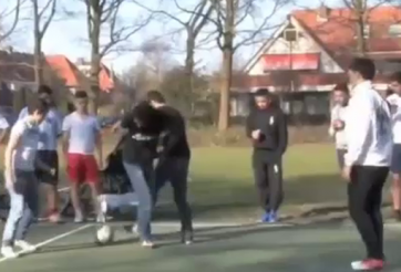 VIDEO: Pha độc diễn ghi bàn trên sân phủi như Ronaldinho