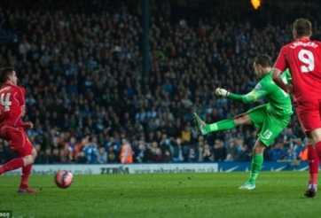 VIDEO: Pha xoay người dứt điểm như tiền đạo của thủ môn Blackburn