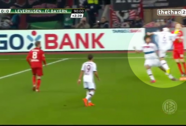 VIDEO: Pha bóng kungfu xứng đáng thẻ đỏ của sao Bayern