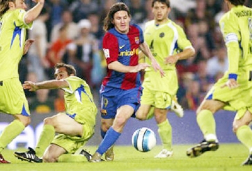 VIDEO: Chỉ có trọng tài mới có thể ngăn cản pha đi bóng của Messi