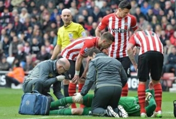 VIDEO: Thủ môn của Southampton bị chấn thương sau pha phất bóng lên