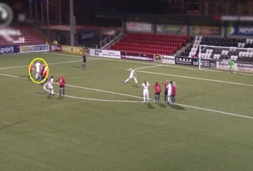 VIDEO: Quyết định gây tranh cãi của nữ trọng tài bóng đá