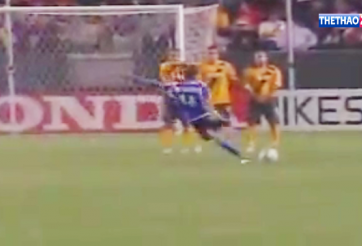 VIDEO: Phiên bản kiệt tác cú sút hình quả chuối của Roberto Carlos