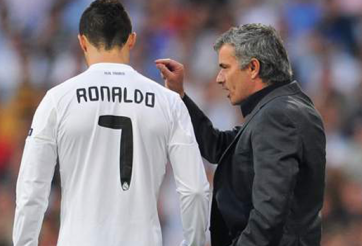 Gạt mâu thuẫn, Mourinho chọn CR7 vào 'Dream Team' của mình