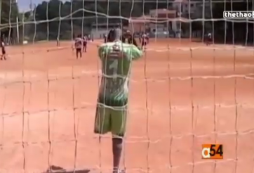 VIDEO: Thủ môn bắt gôn tuyệt đỉnh dù... chỉ có 1 chân