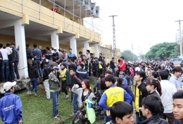 Náo loạn cảnh CĐV tranh nhau mua vé trận SLNA vs HAGL