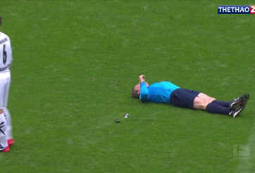 VIDEO: Cầu thủ hạ trọng tài đo ván tại vòng 27 Bundesliga