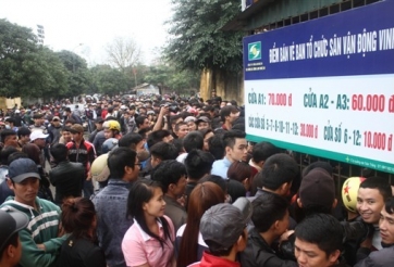 VIDEO: CĐV chen lấn mua vé xem trận SLNA - HAGL