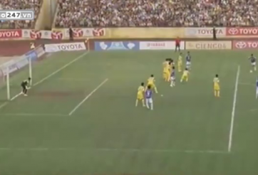 VIDEO: Hoàng Thiên sút phạt đưa bóng tìm đến cột dọc SLNA