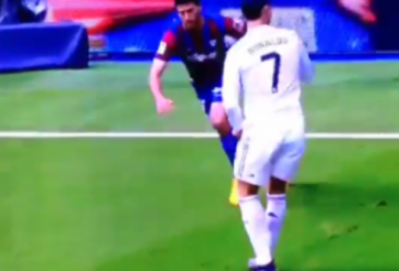 VIDEO: Ronaldo phô diễn kỹ thuật chuyền bóng 'lườm rau gắp thịt'