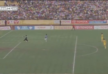 VIDEO: Pha bóng Công Phượng định giở chiêu 'ăn cắp trứng gà'