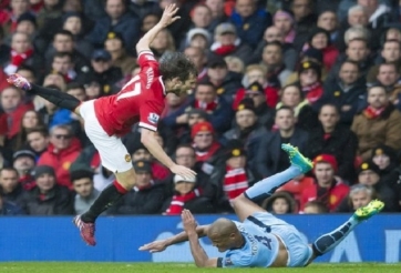 VIDEO: Tình huống Kompany may mắn thoát thẻ đỏ sau pha vào bóng kinh hoàng