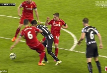 VIDEO: Tình huống ngã trong vòng cấm gây tranh cãi của cầu thủ Newcastle