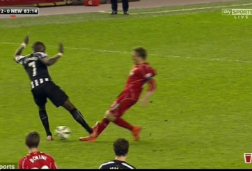 VIDEO: Pha vào bóng ác ý của cầu thủ Newcastle